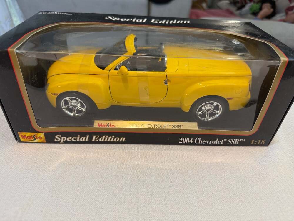 Maisto Special Edition 2004 Chevrolet SSR 1:18 Scale Die-Cast Model
